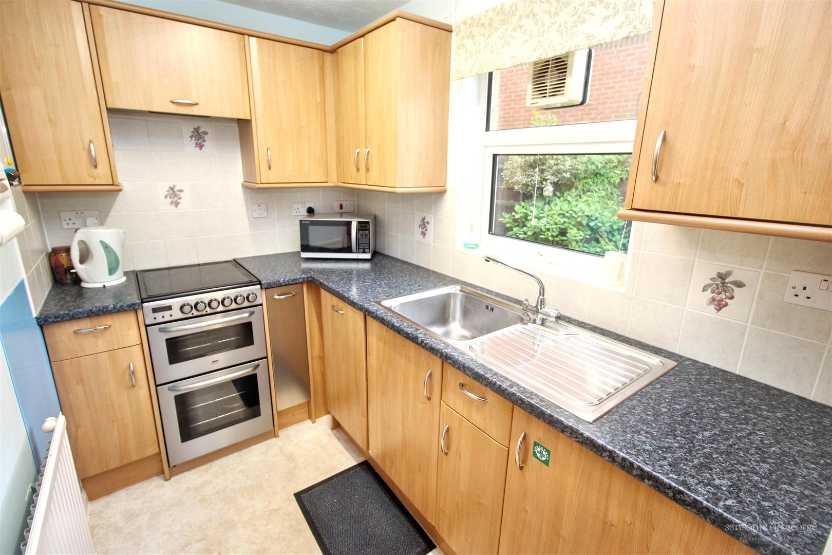 2 bed property in Derrick Close, Reading
